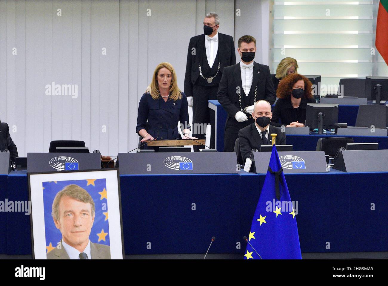 Roberta Metsola partecipa al defunto Presidente del Parlamento europeo, David Sassoli, al Parlamento europeo di Strasburgo, in Francia, il 17 gennaio 2022. Metsola, membro del gruppo di destra del PPE di Malta, è tra i quattro candidati a diventare presidente del parlamento europeo. Ciascuno di essi farà il proprio caso ai colleghi a Strasburgo martedì per succedere a Sassoli, morto il 11 gennaio e il cui mandato si è concluso questa settimana. Ma la madre dei quattro ha anche attirato critiche da parte di alcuni suoi colleghi per la sua posizione anti-aborto, ampiamente diffusa a Malta, l'ultimo conto UE Foto Stock