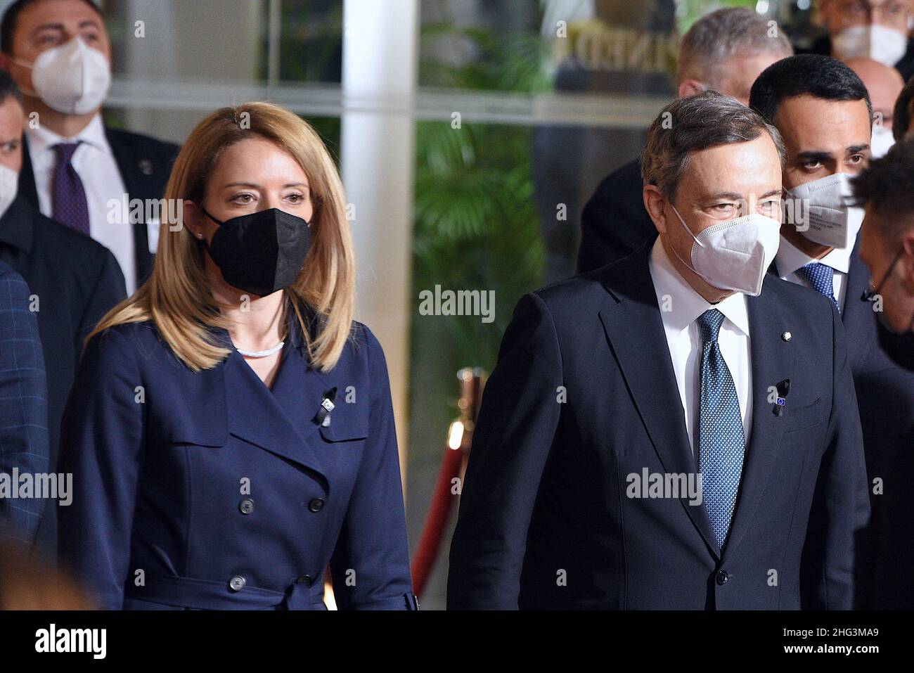 Roberta Metsola e il Presidente francese Emmanuel Macron partecipano al Parlamento europeo a Strasburgo, in Francia, il 17 gennaio 2022, un omaggio al defunto Presidente del Parlamento europeo David Sassoli. Metsola, membro del gruppo di destra del PPE di Malta, è tra i quattro candidati a diventare presidente del parlamento europeo. Ciascuno di essi farà il proprio caso ai colleghi a Strasburgo martedì per succedere a Sassoli, morto il 11 gennaio e il cui mandato si è concluso questa settimana. Ma la madre dei quattro ha anche attirato critiche da parte di alcuni suoi colleghi per la sua visione anti-aborto, che è ampia Foto Stock