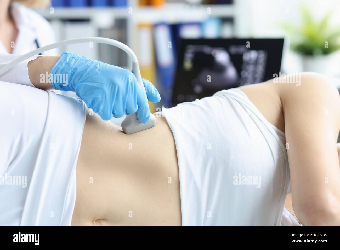 Medico che fa l'ecografia dei reni al paziente in closeup clinica Foto Stock