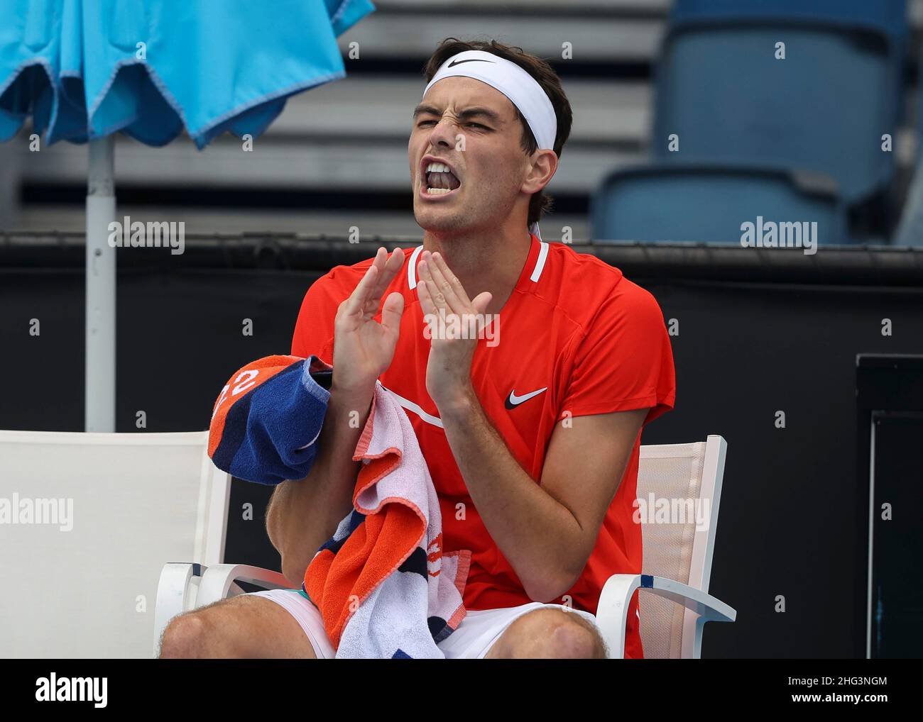 Taylor Fritz sitzt auf dem der Stuhl waehrend der Spielpause und reagiert veraergert,Aerger, enttaeuscht,Enttaeuschung,Emotion Foto Stock