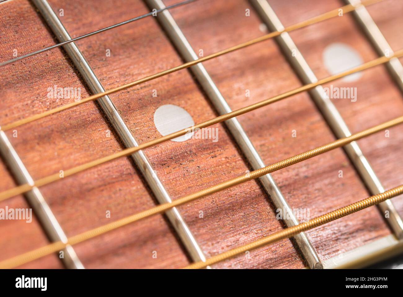 sfondo musicale, nuove corde di chitarra da vicino Foto Stock