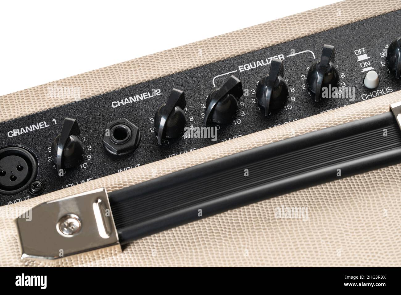 primo piano dell'amplificatore audio per i tasti della chitarra elettrica Foto Stock