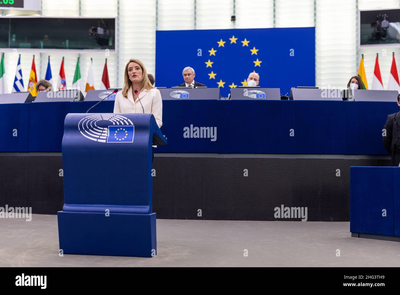 18 gennaio 2022, Francia, Straßburg: Roberta Metsola (Partit Nazzjonalista), Gruppo PPE, si trova al Parlamento europeo e interviene. I candidati all'elezione del nuovo presidente del Parlamento europeo si presentano oggi al Parlamento europeo. In seguito, si svolgerà il primo scrutinio. Foto: Philipp von Ditfurth/dpa Foto Stock