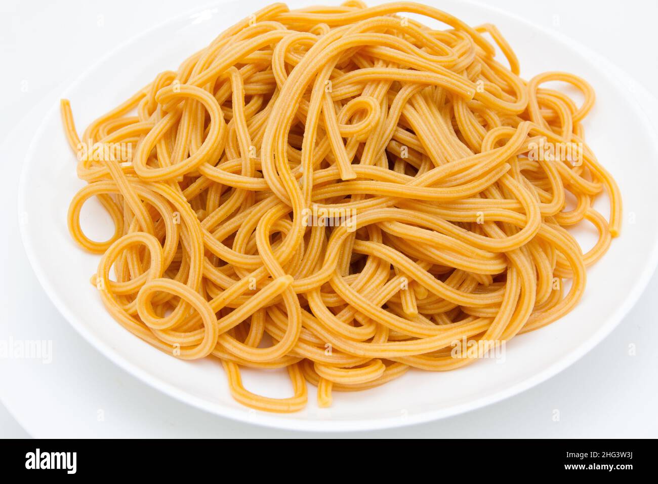 spaghetti interi di grano in un piatto bianco Foto Stock