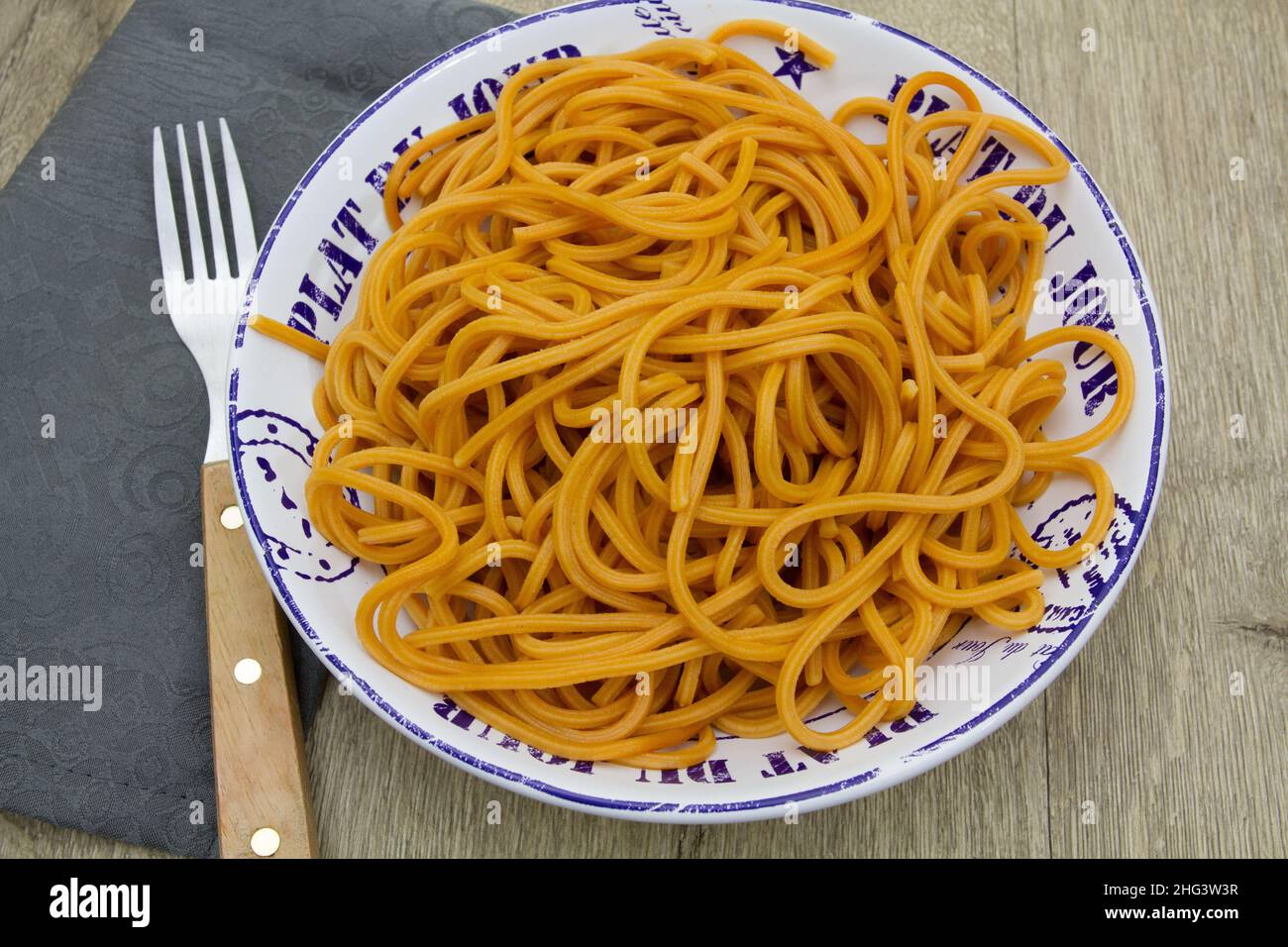piatto di spaghetti su sfondo ligneo Foto Stock