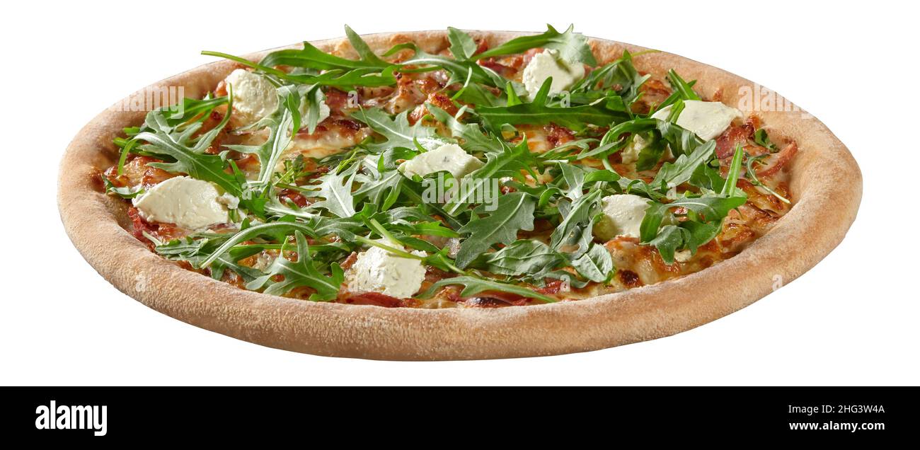 Pizza con prosciutto sotto mozzarella fusa, formaggio cremoso con erbe, rucola fresca isolata su bianco Foto Stock