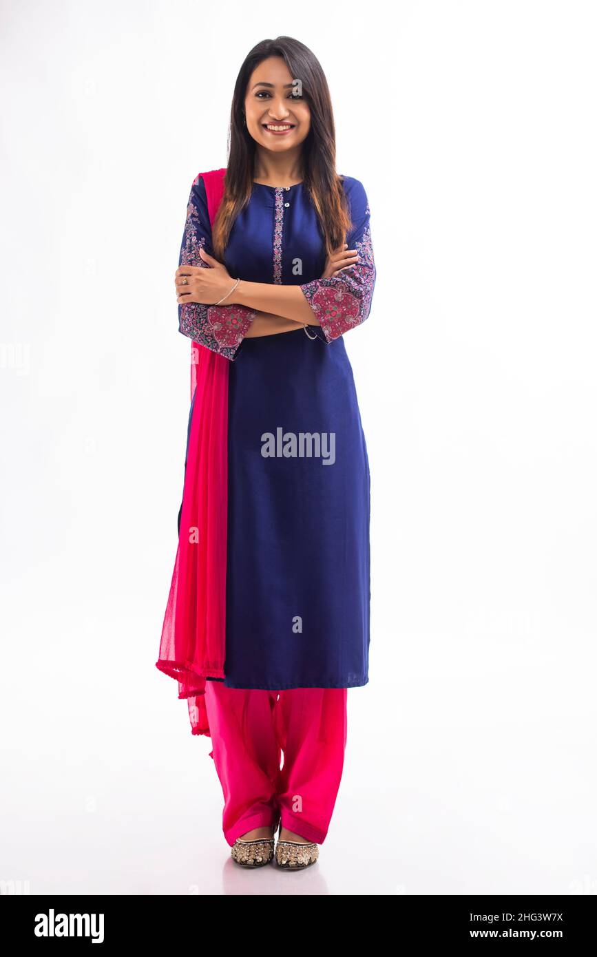 Ritratto di una giovane ragazza in salwar blu in posa con le mani incrociate Foto Stock