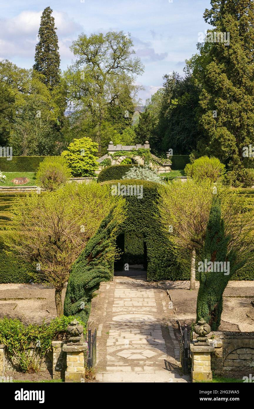 Yew labirinto nel terreno di Chatsworth House, Derbyshire, Regno Unito; nel giardino dove un tempo sorgeva il Grand Conservatory di Sir Joseph Paxton Foto Stock