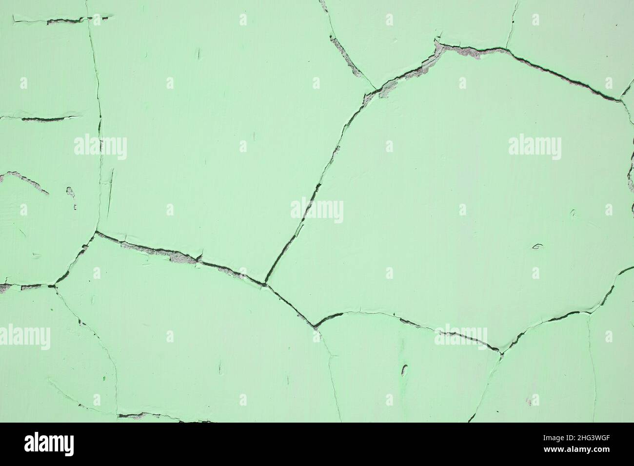 La superficie della vecchia parete incrinata è verde chiaro. Con spazio da copiare. Foto di alta qualità Foto Stock