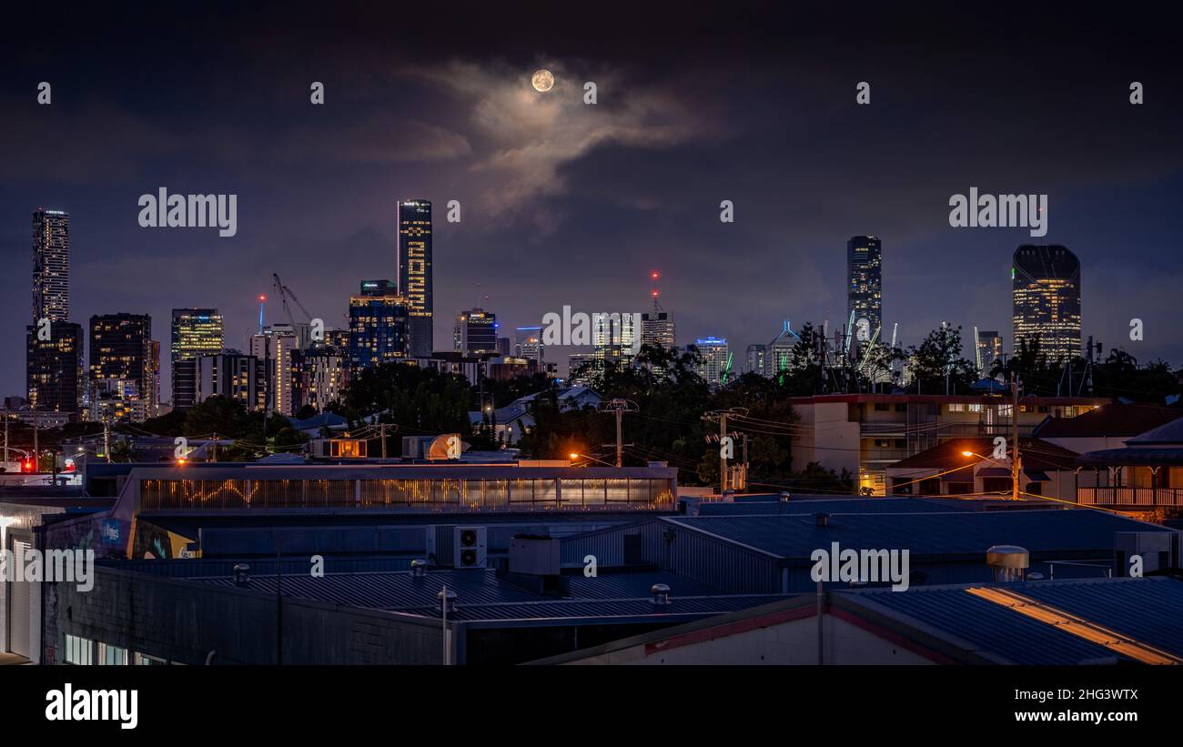 Brisbane, Australia - Luna piena sullo skyline della città Foto Stock