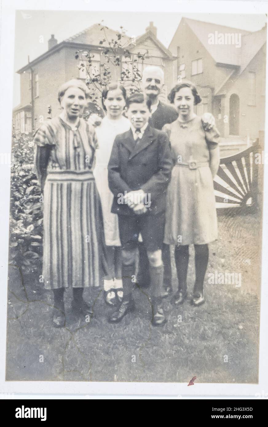 Foto di famiglia 1938. Nonni (nati nel 1870s) con tre nipoti (cugini) in giardino suburbano, Lancashire, Inghilterra. Foto Stock