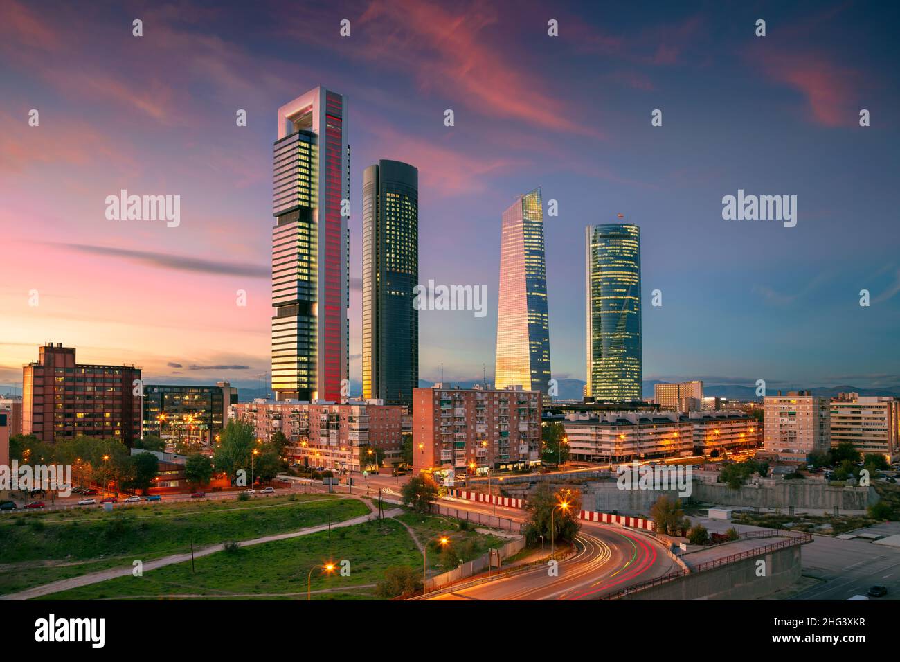 Madrid, Spagna. Immagine del paesaggio urbano del quartiere finanziario di Madrid, Spagna con moderni grattacieli al crepuscolo ora blu. Foto Stock