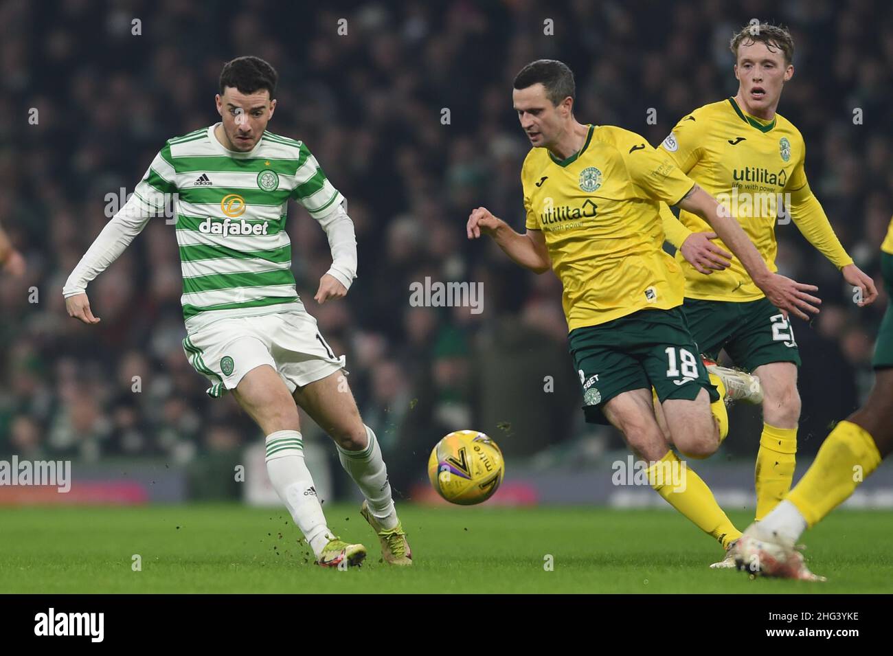 Glasgow, Scozia, 17th gennaio 2022. Mikey Johnston di Celtic e Jamie Murphy di Hibernian durante la partita della Scottish Premier League al Celtic Park di Glasgow. Il credito dell'immagine dovrebbe leggere: Neil Hanna / Sportimage Foto Stock