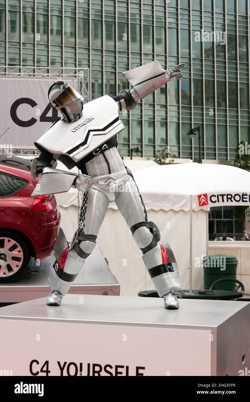 Un ballerino che ricrea il robot da ballo Citroen C4, al Motorexpo 2005,  Canary Wharf, Londra Foto stock - Alamy