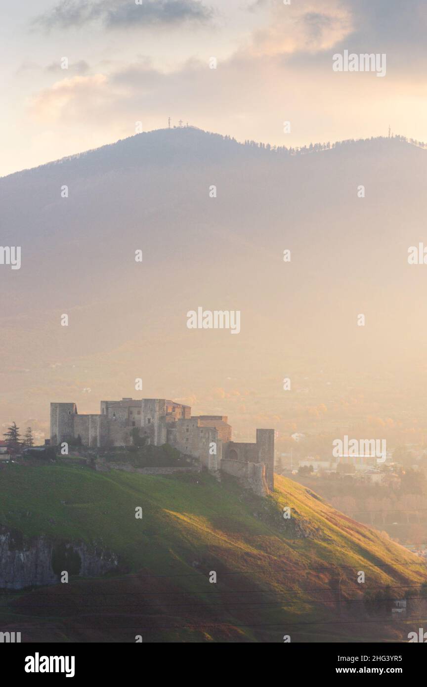 Castello medievale su una collina verde con sullo sfondo il Monte Vulture, Melfi, Basilicata, Italia Foto Stock