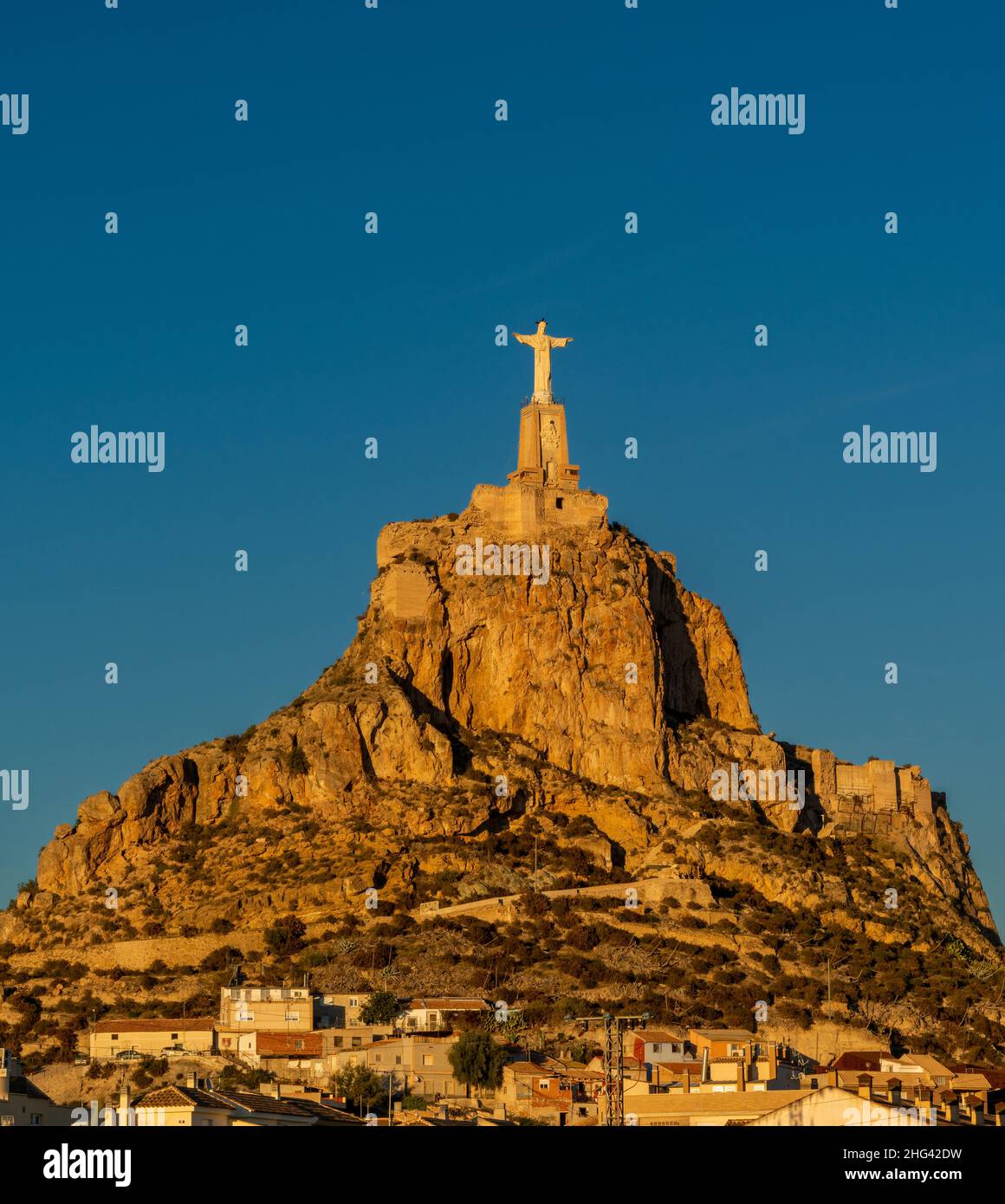 Vista della statua di Cristo di Monteagudo a Murcia in luce di sera d'oro scoprire un cielo blu Foto Stock
