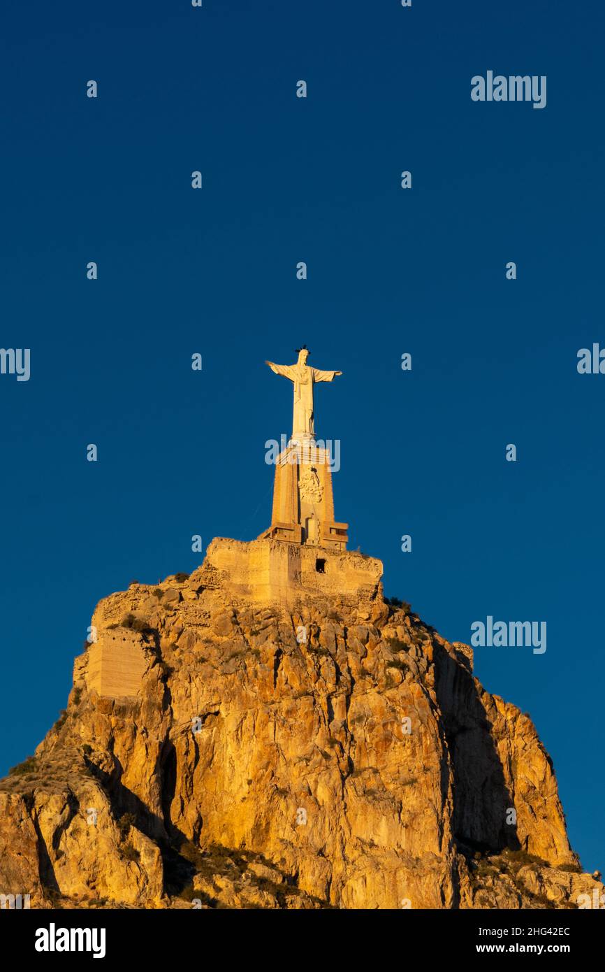 Vista della statua di Cristo di Monteagudo a Murcia in luce di sera d'oro scoprire un cielo blu Foto Stock