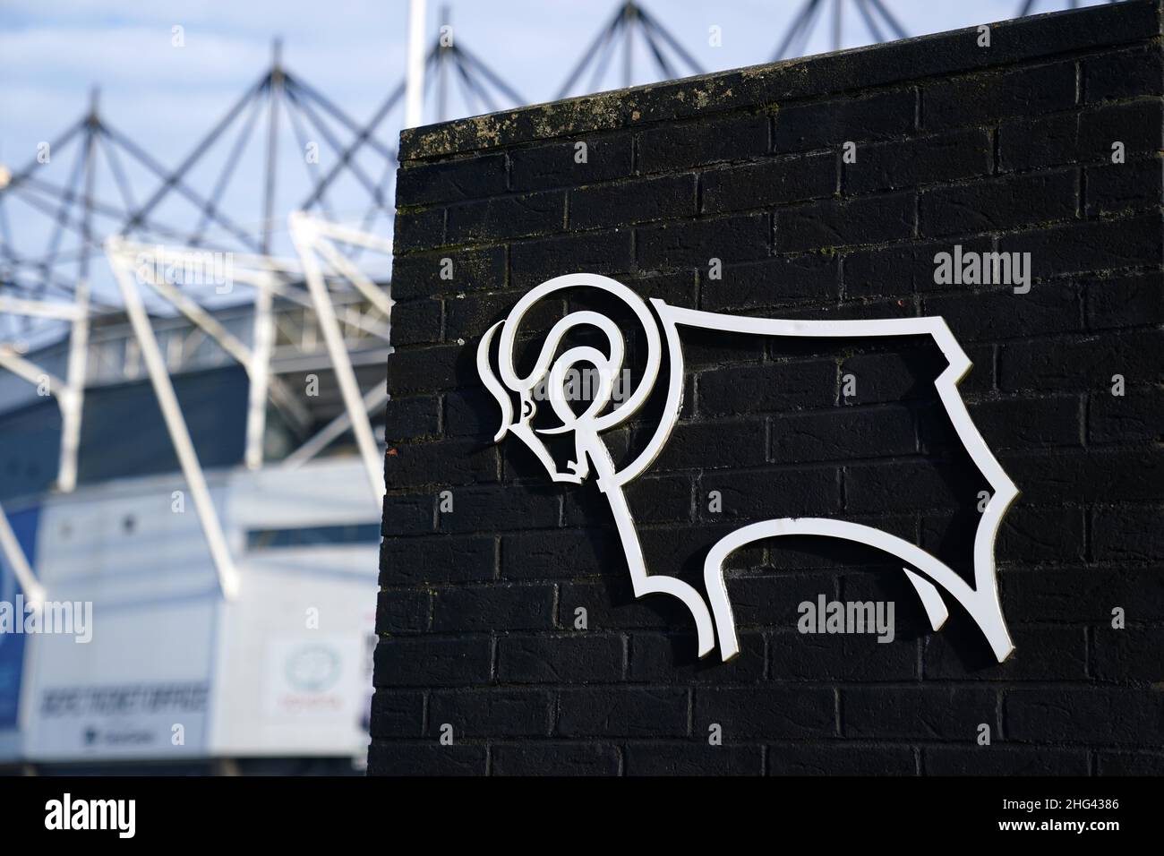 Una vista generale fuori dal Pride Park Stadium, sede della Derby County. L’EFL afferma di essere impegnata a risolvere “una posizione legale complessa” che sta minacciando l’intenzione di Derby di trovare un acquirente e di uscire dall’amministrazione. Derby è entrato in amministrazione lo scorso settembre e sono stati ancorati 21 punti per la violazione delle regole finanziarie EFL. Data foto: Martedì 18 gennaio 2022. Foto Stock