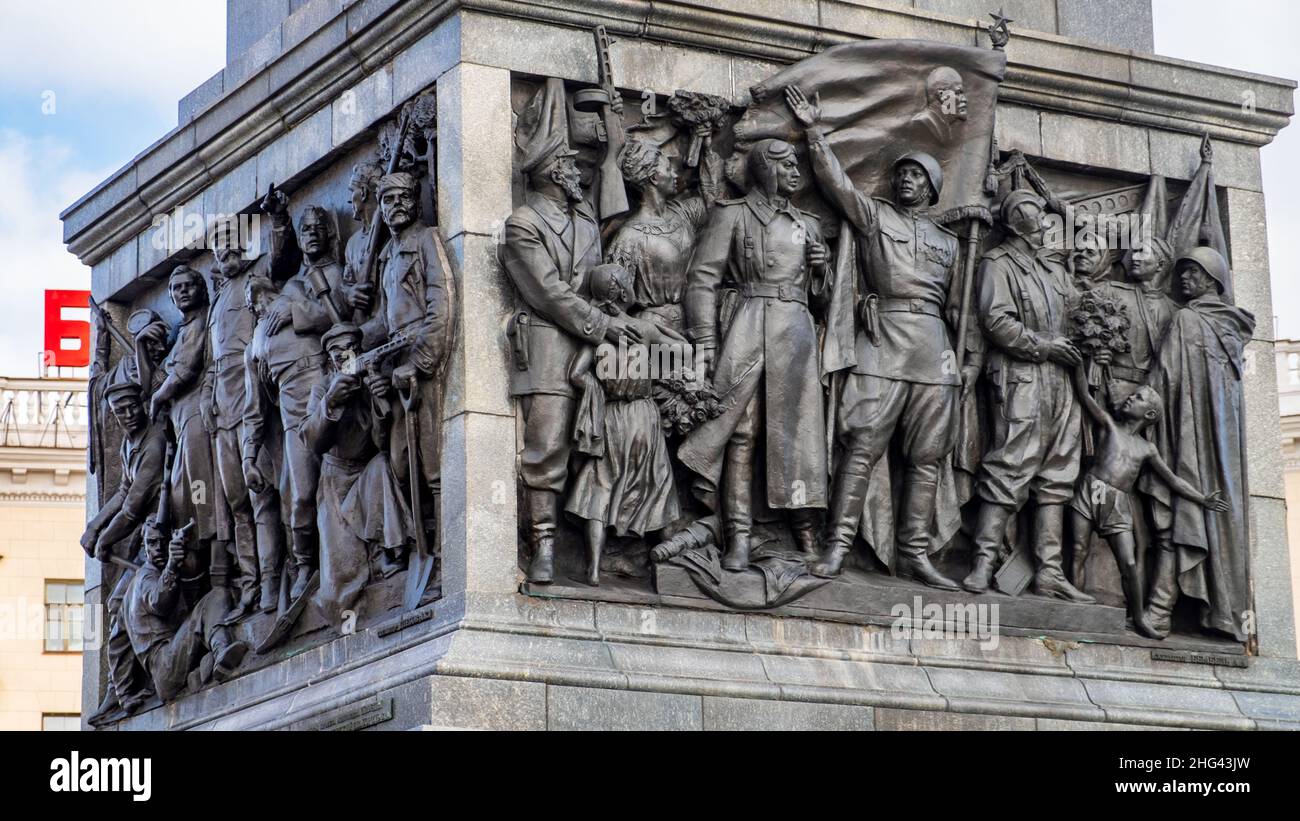 Bassorilievo con figure di partigiani, soldati sul Monumento della Vittoria. Piazza della Vittoria, Minsk, Bielorussia Foto Stock