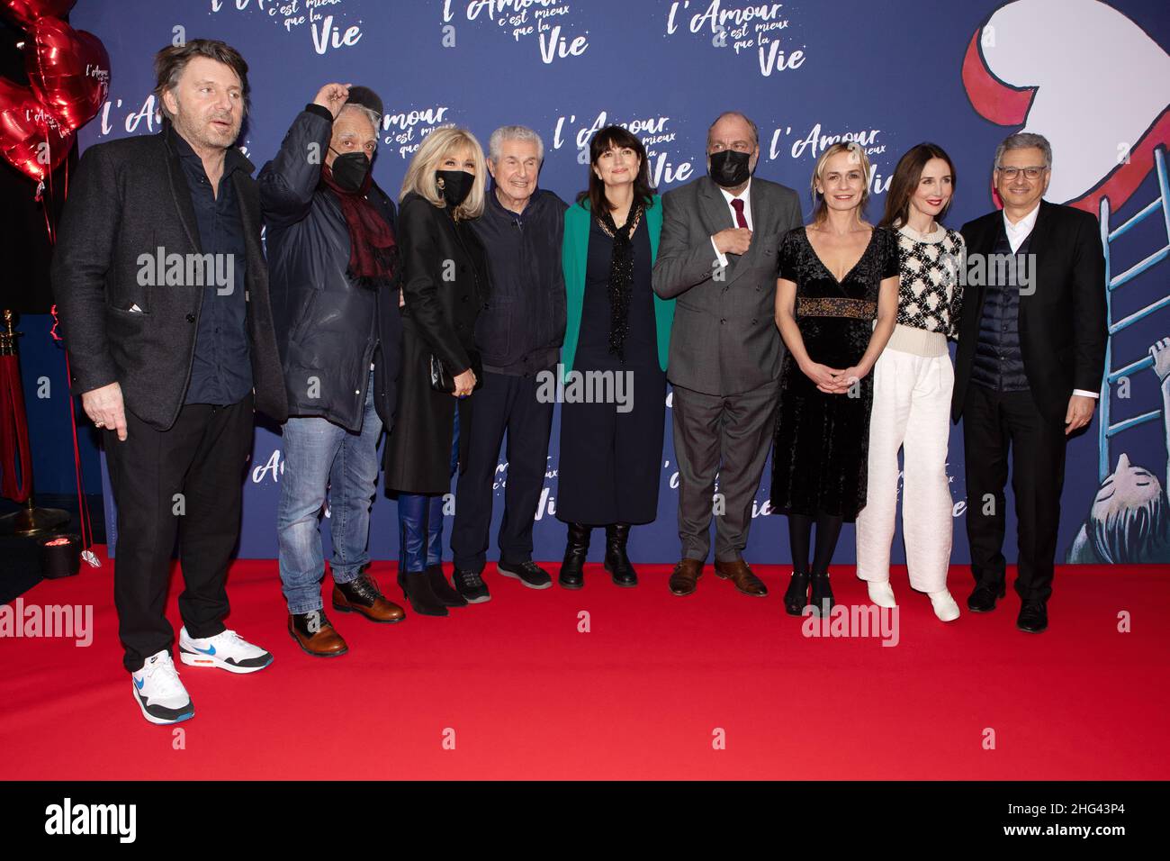 Parigi, Francia, il 17 gennaio 2022, Anteprima del film l'Amour c'est mieux que la vie di Claude Lelouch, Mme Brigitte Macron, Claude Lelouch, Eric Dupont-Moretti e la squadra del film. Alamy Foto Stock