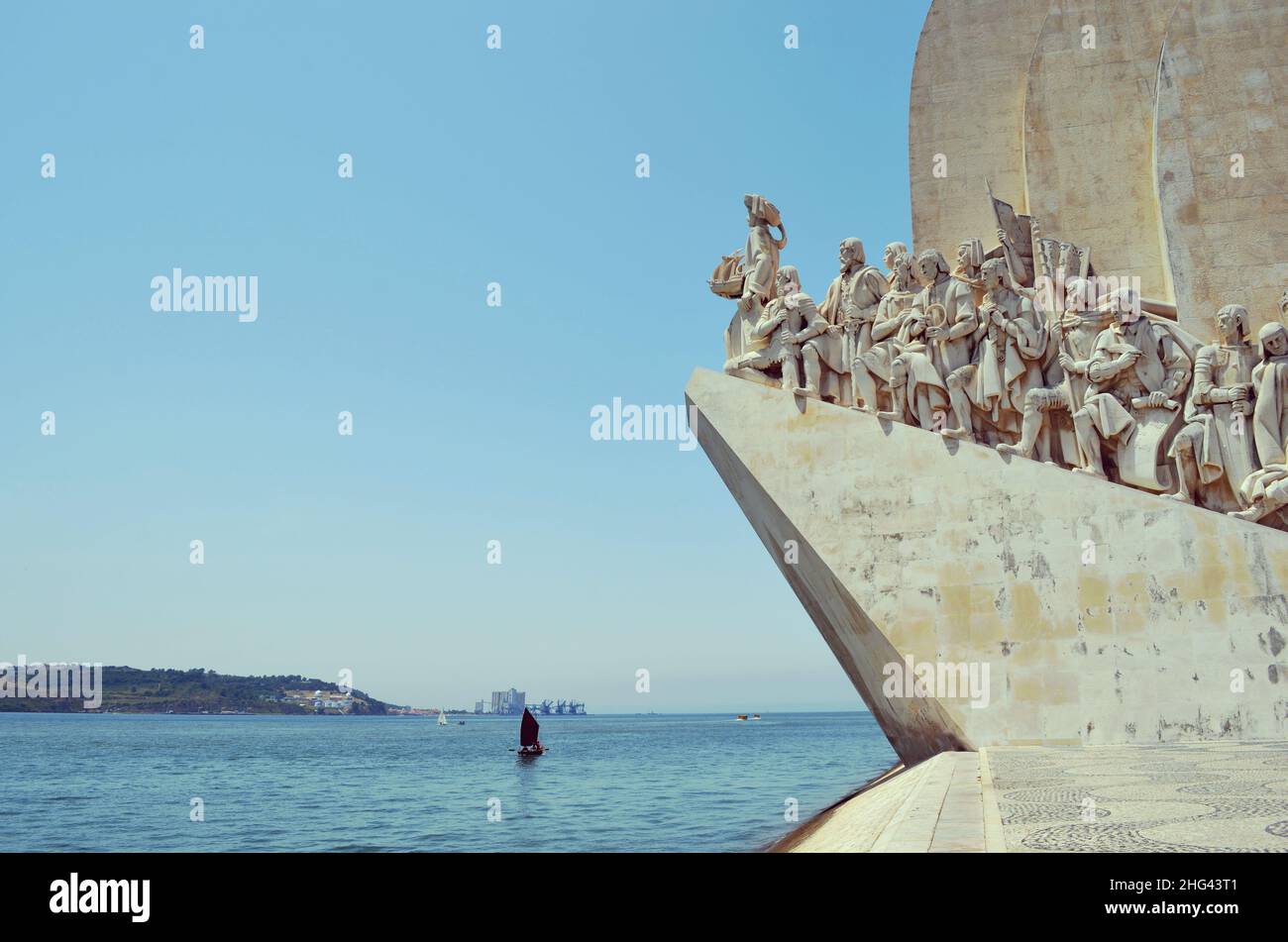 Monumento delle scoperte, sponda settentrionale dell'estuario del fiume Tago a Lisbona, Portogallo Foto Stock