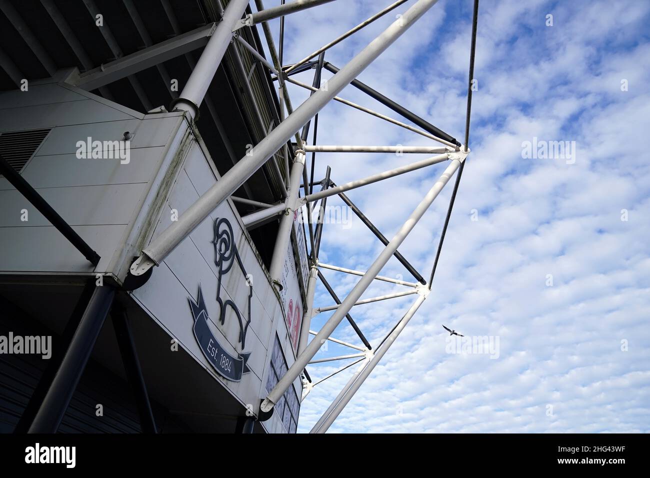 Una vista generale fuori dal Pride Park Stadium, sede della Derby County. L’EFL afferma di essere impegnata a risolvere “una posizione legale complessa” che sta minacciando l’intenzione di Derby di trovare un acquirente e di uscire dall’amministrazione. Derby è entrato in amministrazione lo scorso settembre e sono stati ancorati 21 punti per la violazione delle regole finanziarie EFL. Data foto: Martedì 18 gennaio 2022. Foto Stock