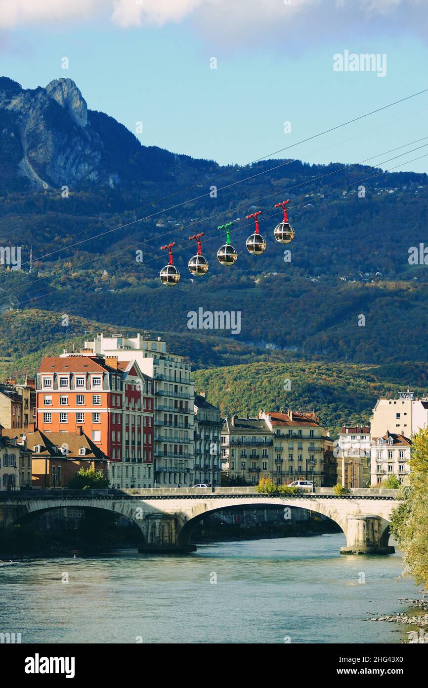Paesaggio urbano di Grenoble, città di Auvergne-Rhône-Alpi di Francia, con vista sul fiume Isère e l'iconica funivia Foto Stock