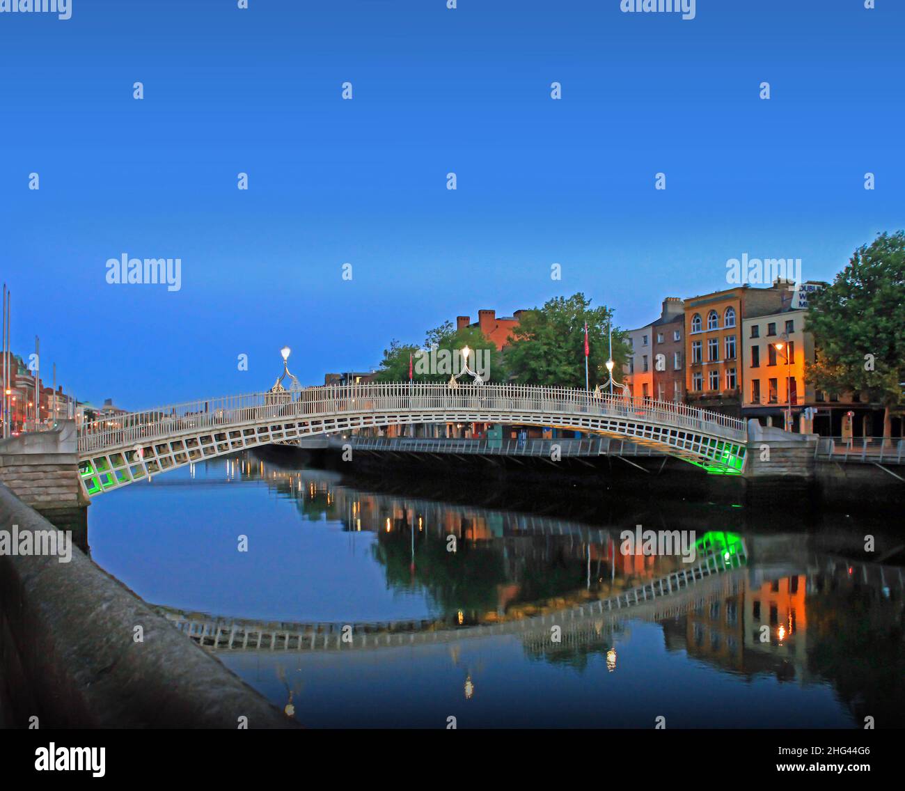 Il famoso ponte Ha'Penny di Dublino che attraversa il fiume Liffey. Foto Stock