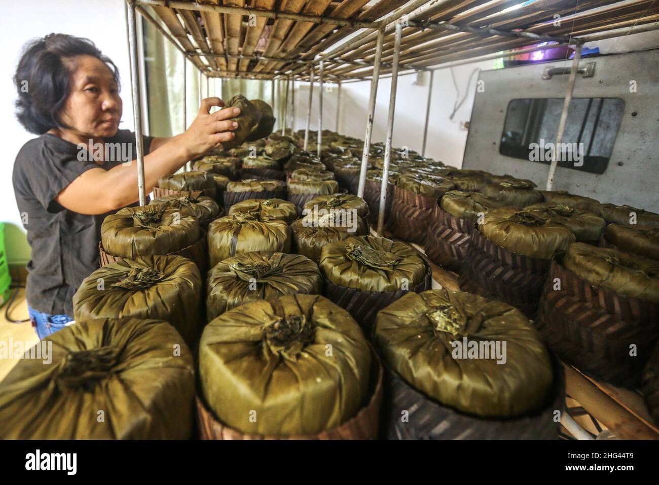 Pekerja memproduksi makanan khas imlek 'doll' atau kue keranjang untuk perayaan tahun Baru Imlek di Bogor, Jawa Barat, Indonesia, 18 gennaio 2022 Foto Stock