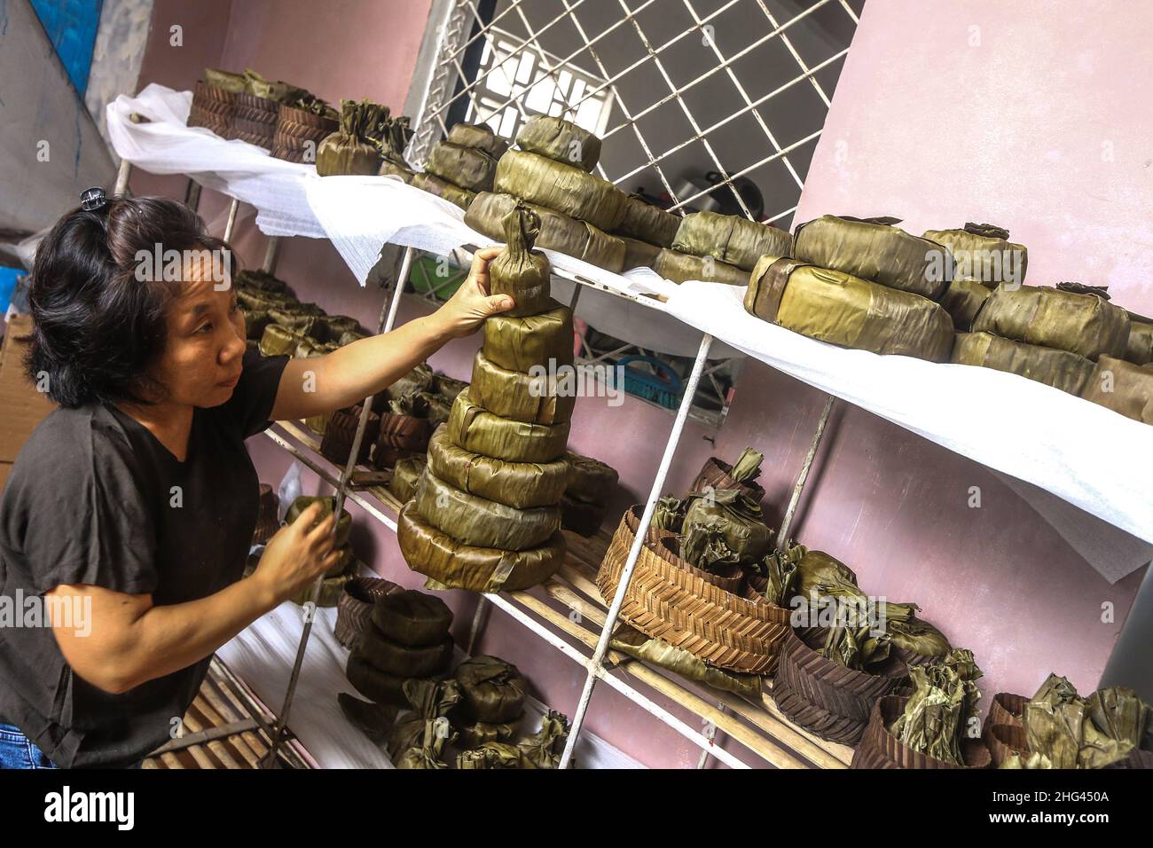 Pekerja memproduksi makanan khas imlek 'doll' atau kue keranjang untuk perayaan tahun Baru Imlek di Bogor, Jawa Barat, Indonesia, 18 gennaio 2022 Foto Stock