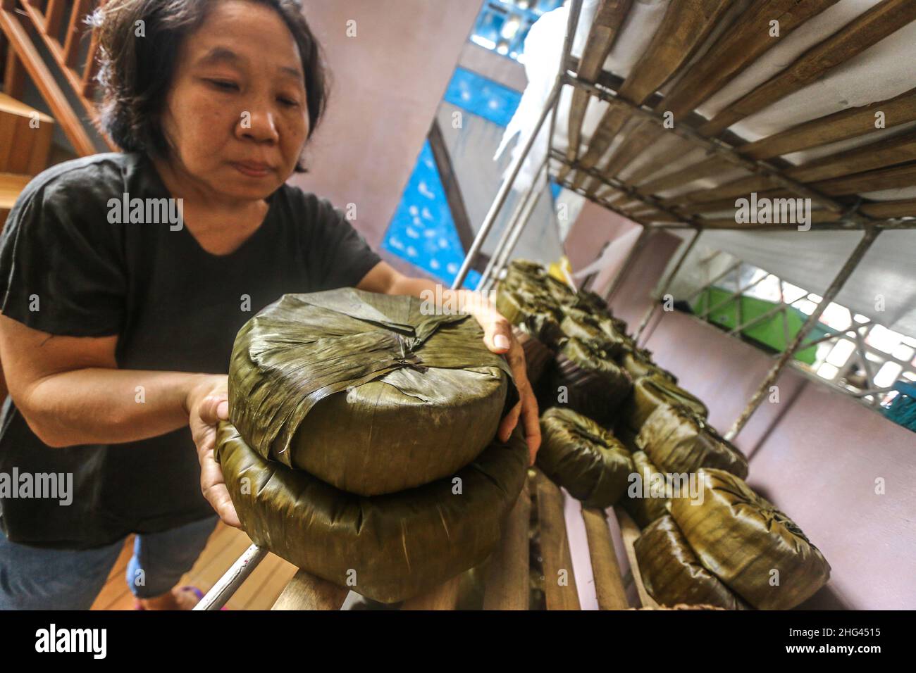 Pekerja memproduksi makanan khas imlek 'doll' atau kue keranjang untuk perayaan tahun Baru Imlek di Bogor, Jawa Barat, Indonesia, 18 gennaio 2022 Foto Stock