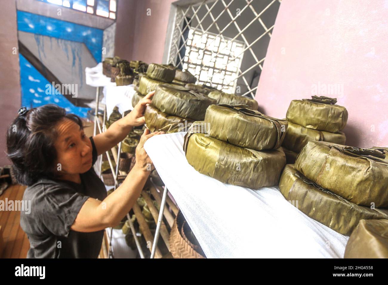 Pekerja memproduksi makanan khas imlek 'doll' atau kue keranjang untuk perayaan tahun Baru Imlek di Bogor, Jawa Barat, Indonesia, 18 gennaio 2022 Foto Stock
