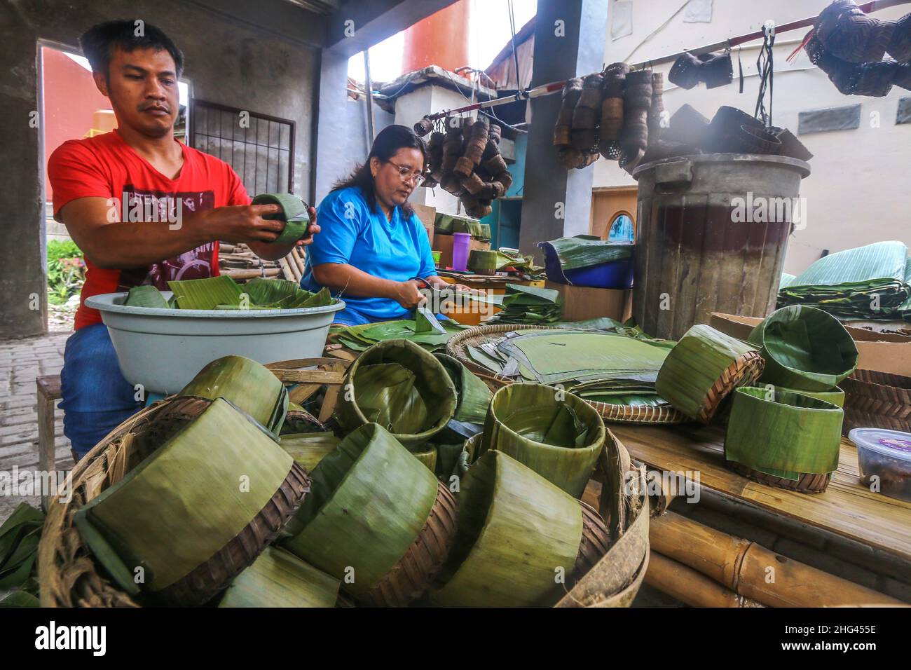 Pekerja memproduksi makanan khas imlek 'doll' atau kue keranjang untuk perayaan tahun Baru Imlek di Bogor, Jawa Barat, Indonesia, 18 gennaio 2022 Foto Stock