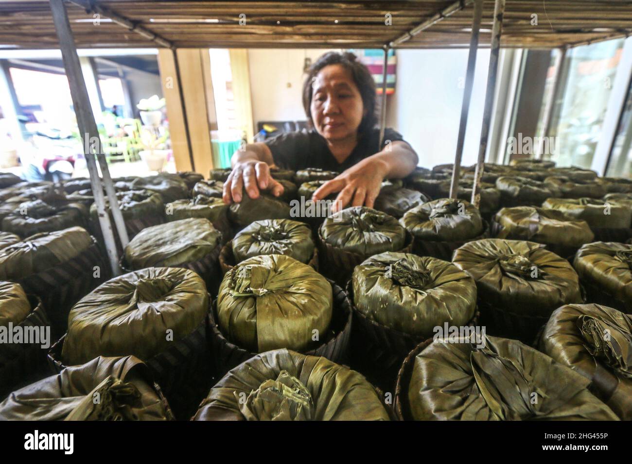 Pekerja memproduksi makanan khas imlek 'doll' atau kue keranjang untuk perayaan tahun Baru Imlek di Bogor, Jawa Barat, Indonesia, 18 gennaio 2022 Foto Stock