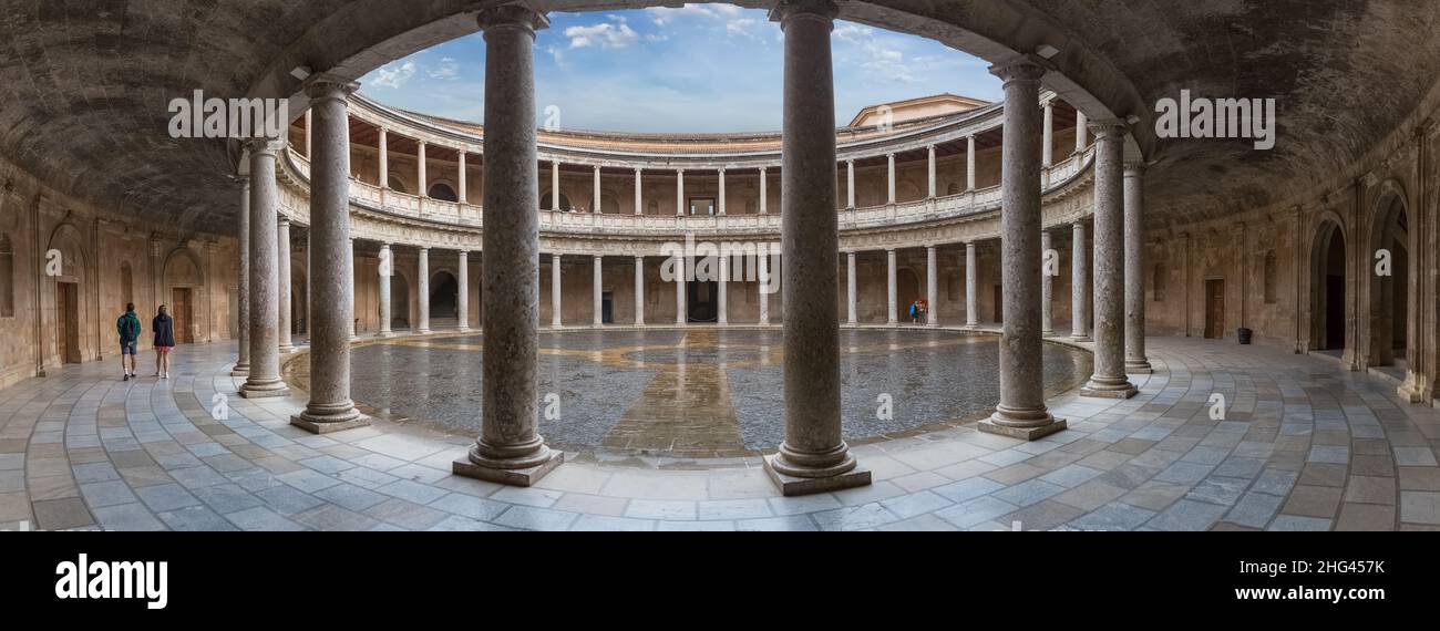 Granada Spagna - 09 14 2021: Vista panoramica al patio circolare interno sul Palazzo Carlo V, edificio rinascimentale situato sulla collina di Assabica, turistico Foto Stock