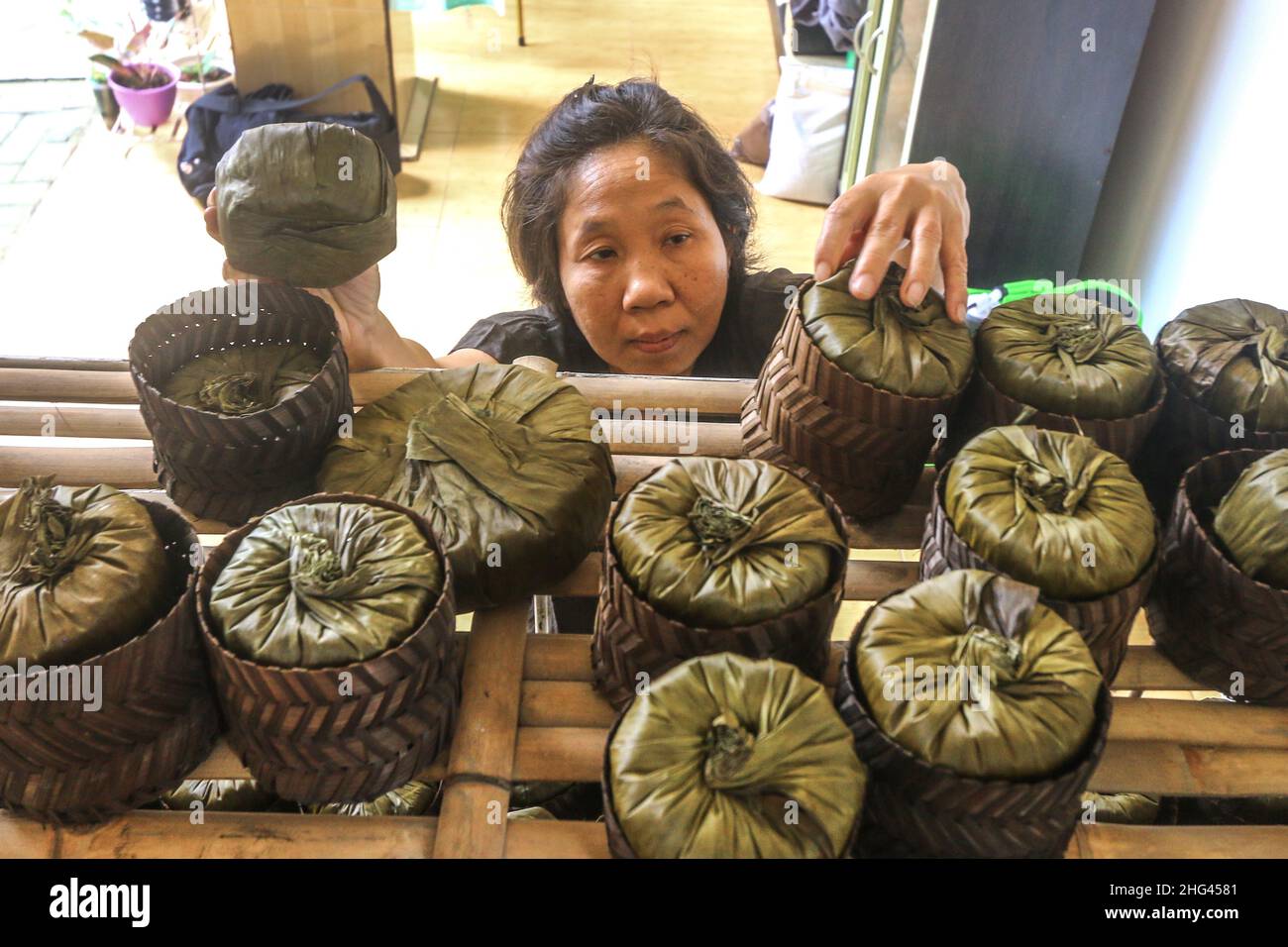 Pekerja memproduksi makanan khas imlek 'doll' atau kue keranjang untuk perayaan tahun Baru Imlek di Bogor, Jawa Barat, Indonesia, 18 gennaio 2022 Foto Stock