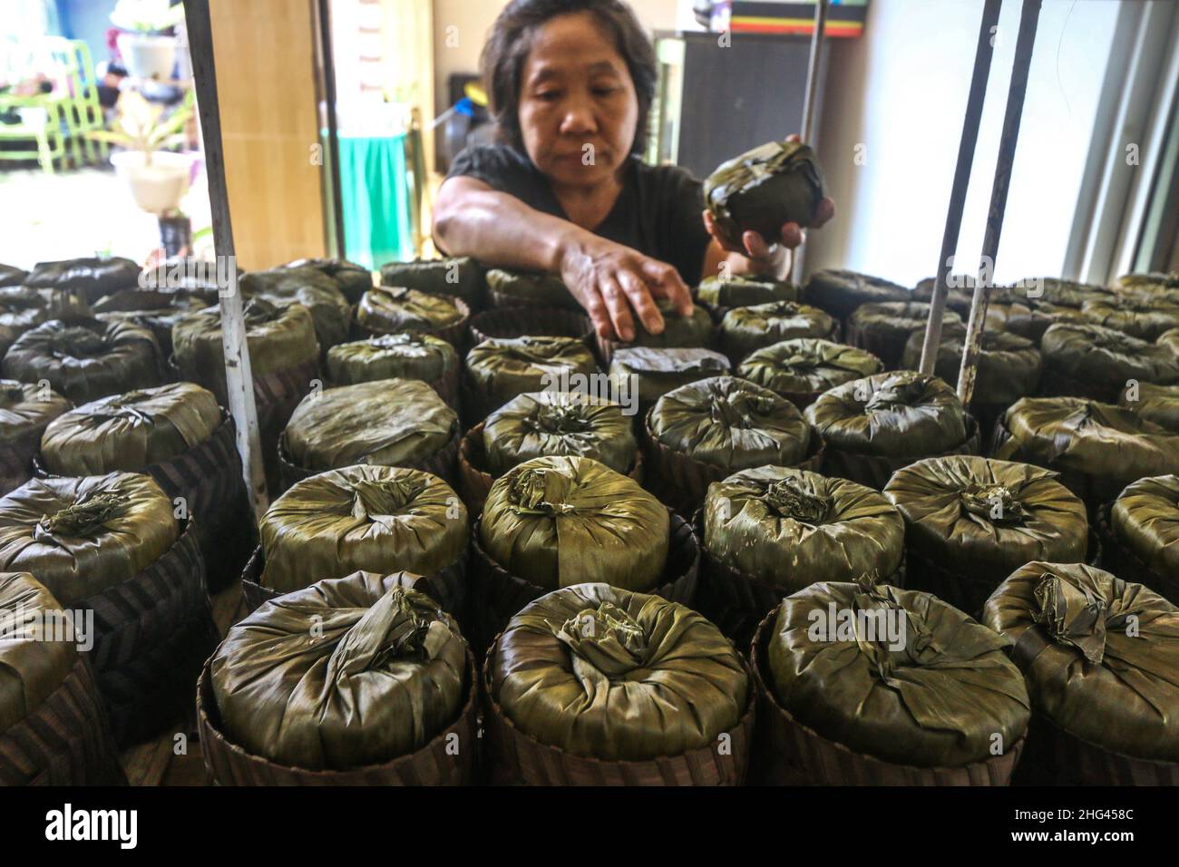 Pekerja memproduksi makanan khas imlek 'doll' atau kue keranjang untuk perayaan tahun Baru Imlek di Bogor, Jawa Barat, Indonesia, 18 gennaio 2022 Foto Stock