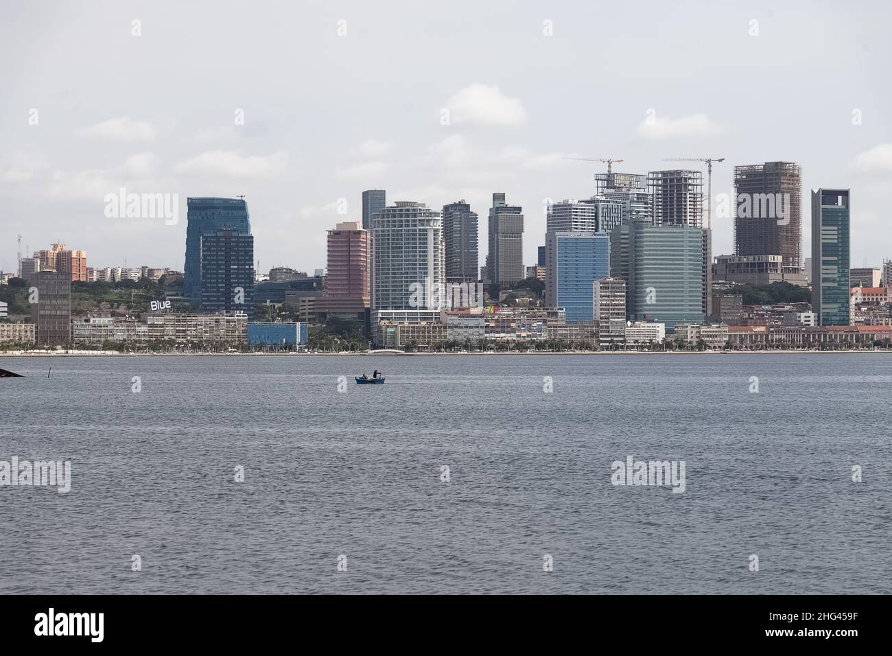 Luanda Angola - 10 13 2021: Vista al centro della città di Luanda, moderni grattacieli, baia, porto di Luanda, edifici marginali e centrali, fiche Foto Stock
