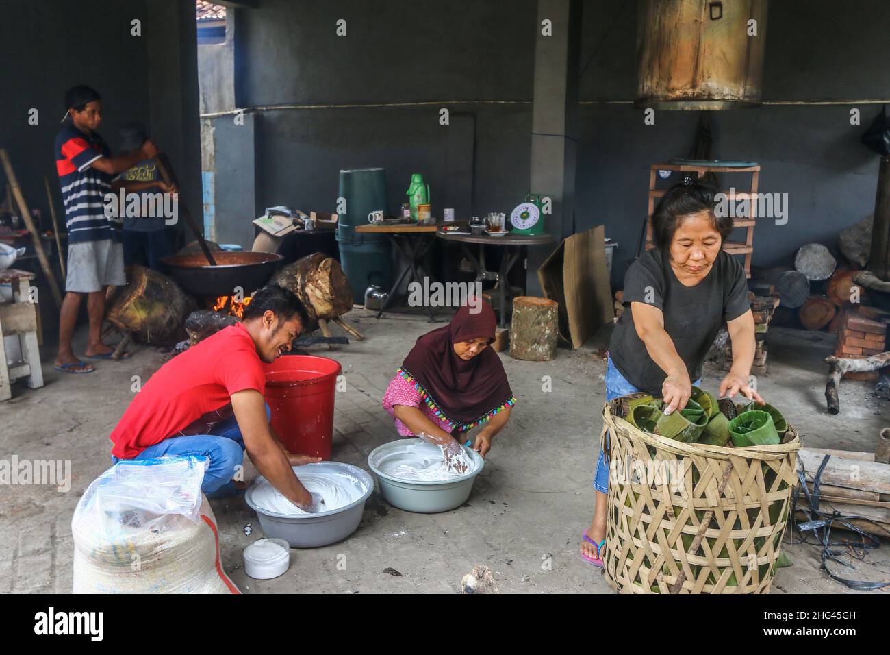 Pekerja memproduksi makanan khas imlek 'doll' atau kue keranjang untuk perayaan tahun Baru Imlek di Bogor, Jawa Barat, Indonesia, 18 gennaio 2022 Foto Stock