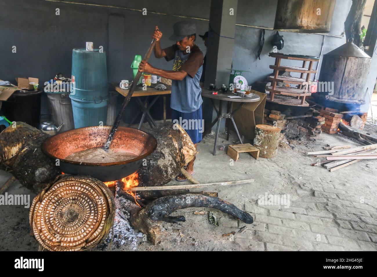 Pekerja memproduksi makanan khas imlek 'doll' atau kue keranjang untuk perayaan tahun Baru Imlek di Bogor, Jawa Barat, Indonesia, 18 gennaio 2022 Foto Stock
