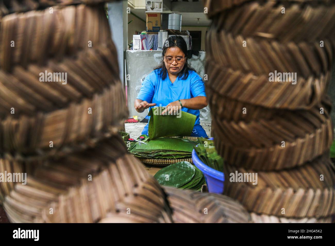 Pekerja memproduksi makanan khas imlek 'doll' atau kue keranjang untuk perayaan tahun Baru Imlek di Bogor, Jawa Barat, Indonesia, 18 gennaio 2022 Foto Stock