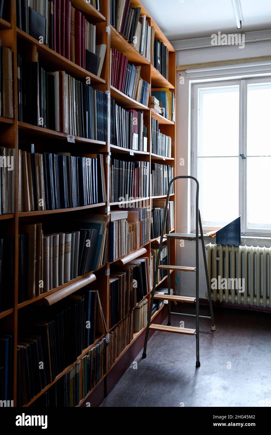 Sonneberg, Germania. 13th Jan 2022. La biblioteca dell'Osservatorio Sonneberg. Alcuni edifici dell'Osservatorio di Sonneberg sono in fase di ristrutturazione o sono ancora in attesa dell'approvazione del rinnovo in conformità con le norme per la protezione dei monumenti storici. Credit: Daniel Vogl/dpa/Alamy Live News Foto Stock