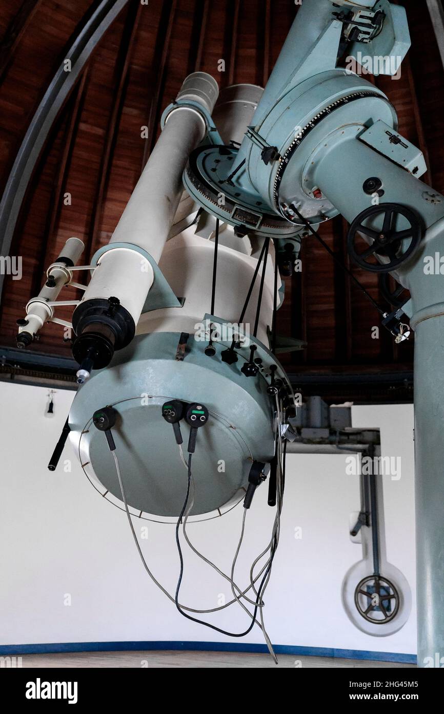 Sonneberg, Germania. 13th Jan 2022. Il telescopio Schmidt dell'osservatorio di Sonneberg. Alcuni edifici dell'osservatorio di Sonneberg sono in fase di ristrutturazione o sono ancora in attesa dell'approvazione della ristrutturazione in conformità con le norme per la protezione dei monumenti storici. Credit: Daniel Vogl/dpa/Alamy Live News Foto Stock