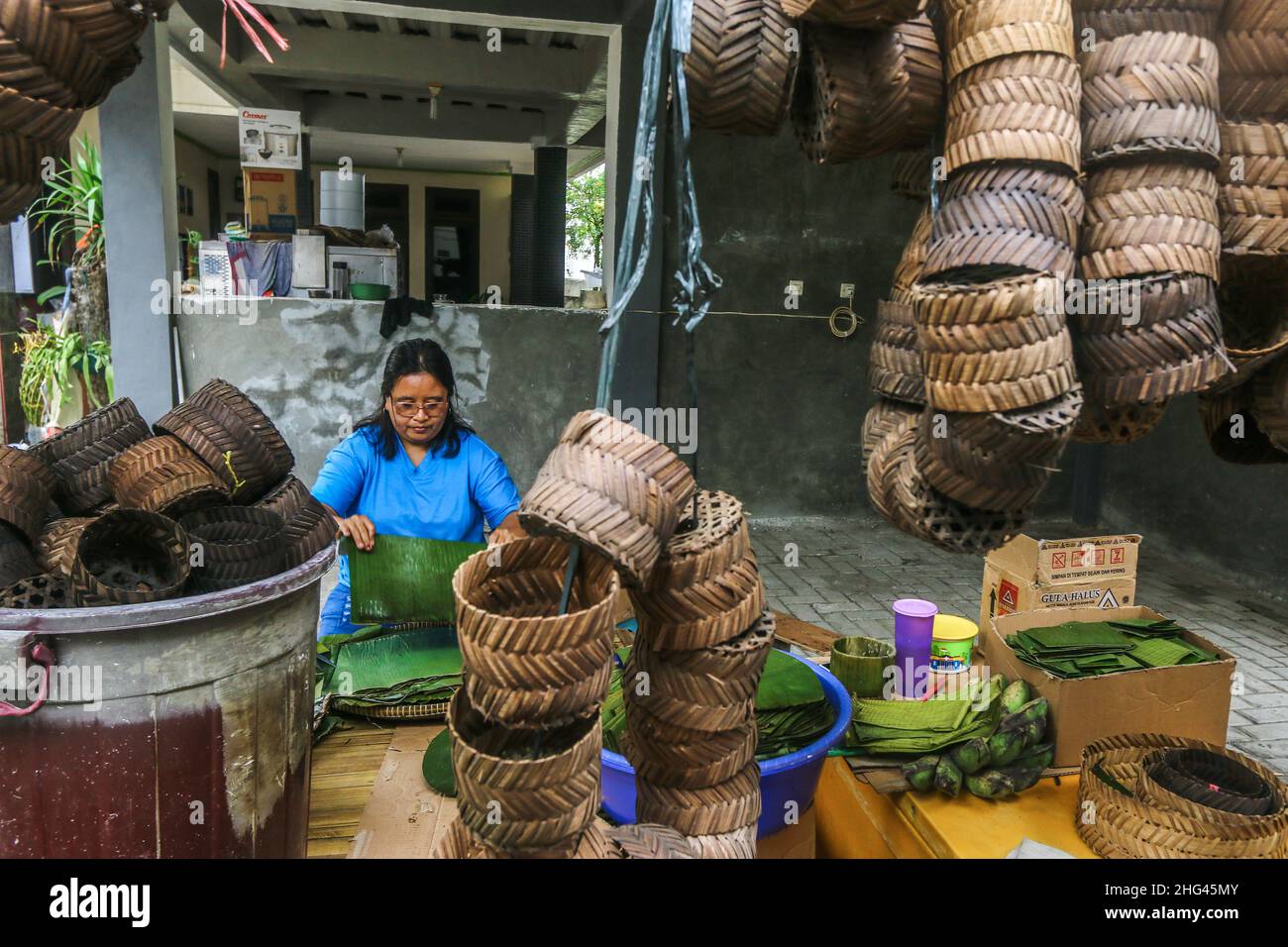 Pekerja memproduksi makanan khas imlek 'doll' atau kue keranjang untuk perayaan tahun Baru Imlek di Bogor, Jawa Barat, Indonesia, 18 gennaio 2022 Foto Stock