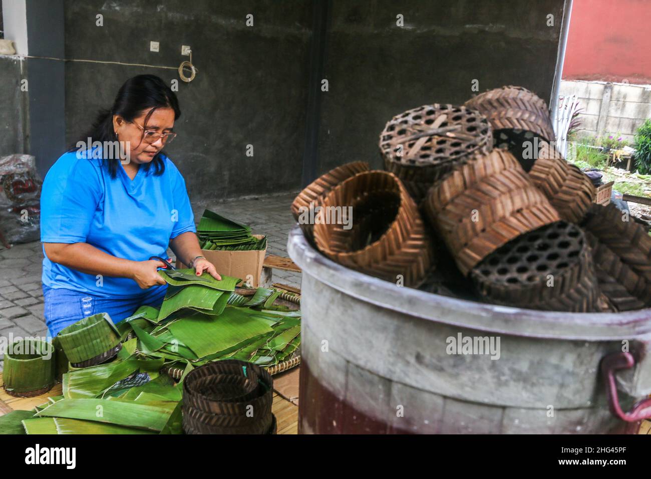 Pekerja memproduksi makanan khas imlek 'doll' atau kue keranjang untuk perayaan tahun Baru Imlek di Bogor, Jawa Barat, Indonesia, 18 gennaio 2022 Foto Stock