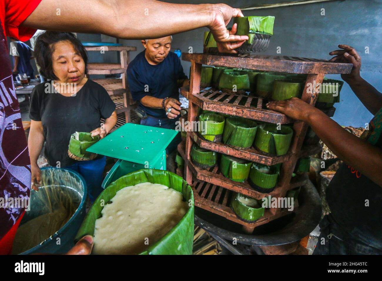 Pekerja memproduksi makanan khas imlek 'doll' atau kue keranjang untuk perayaan tahun Baru Imlek di Bogor, Jawa Barat, Indonesia, 18 gennaio 2022 Foto Stock
