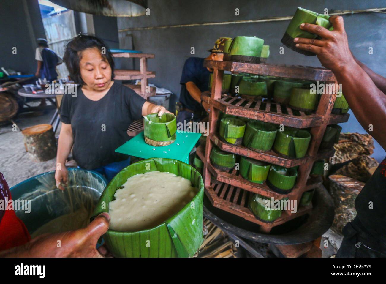 Pekerja memproduksi makanan khas imlek 'doll' atau kue keranjang untuk perayaan tahun Baru Imlek di Bogor, Jawa Barat, Indonesia, 18 gennaio 2022 Foto Stock