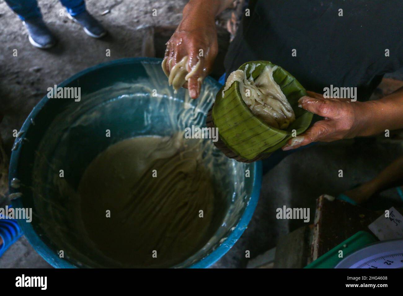 Pekerja memproduksi makanan khas imlek 'doll' atau kue keranjang untuk perayaan tahun Baru Imlek di Bogor, Jawa Barat, Indonesia, 18 gennaio 2022 Foto Stock