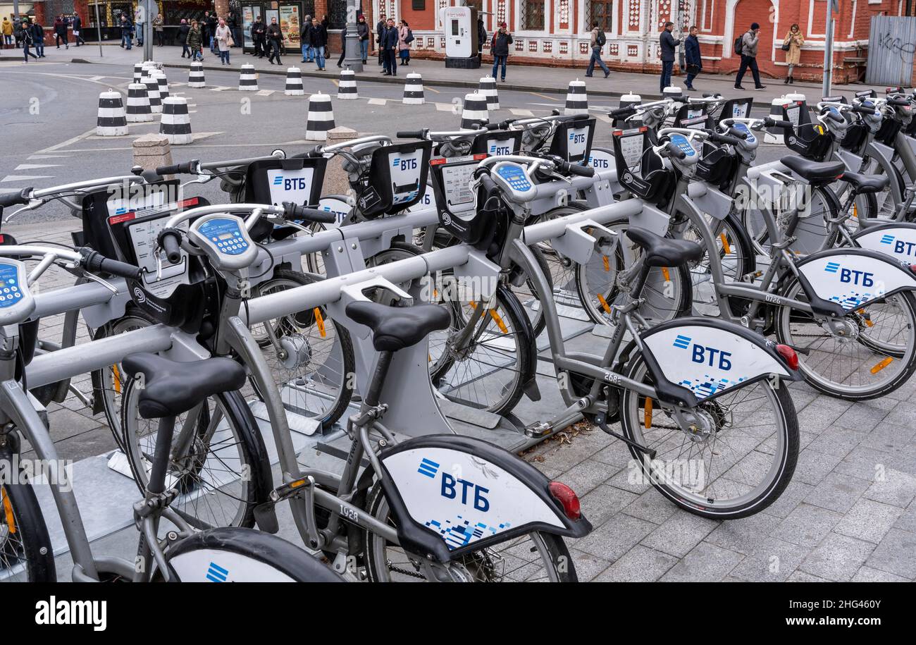 Mosca, Russia - 25 settembre 2019: Noleggio biciclette per la condivisione per i turisti alla stazione di mosca., City Bikes. Foto Stock