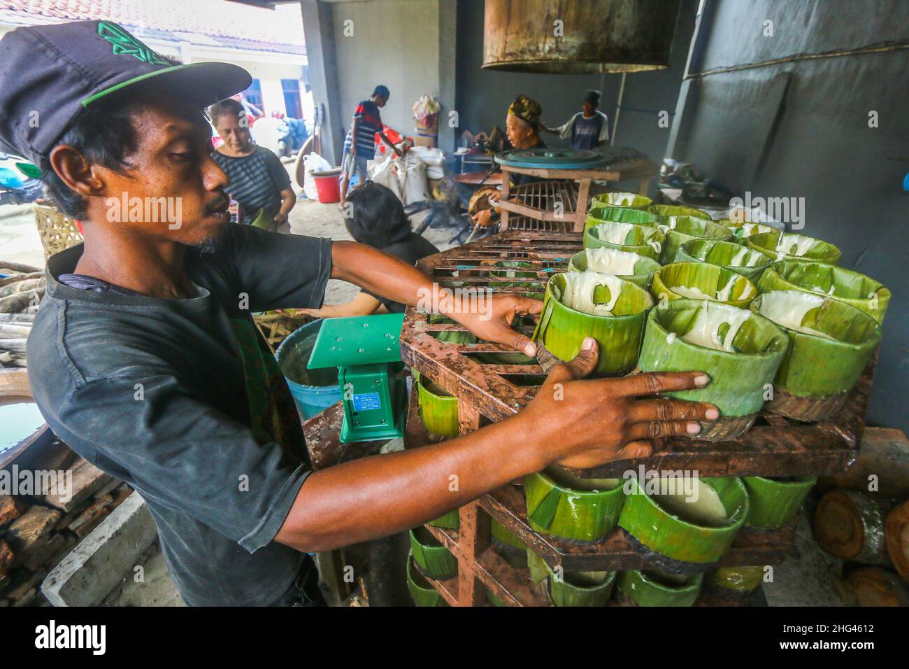 Pekerja memproduksi makanan khas imlek 'doll' atau kue keranjang untuk perayaan tahun Baru Imlek di Bogor, Jawa Barat, Indonesia, 18 gennaio 2022 Foto Stock